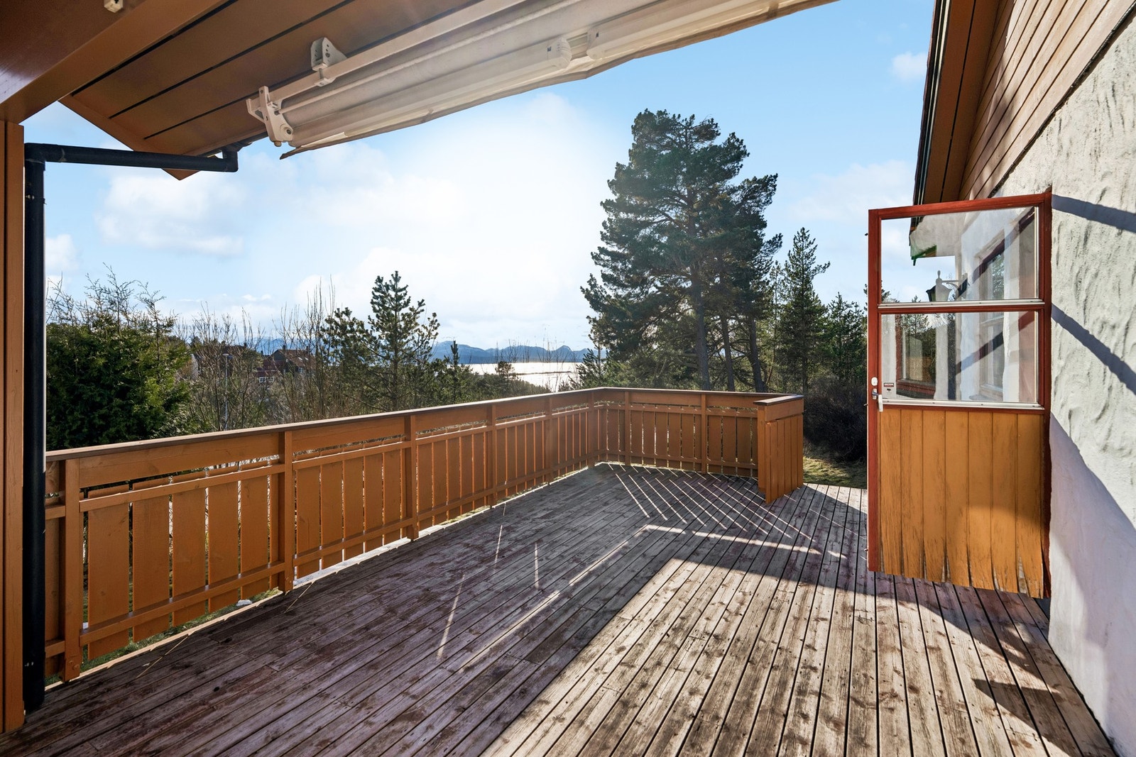 Deler av verandaen har takoverbygg som gir skjerming og gjør uteplassen brukbar gjennom store deler av sesongen Galleribilde