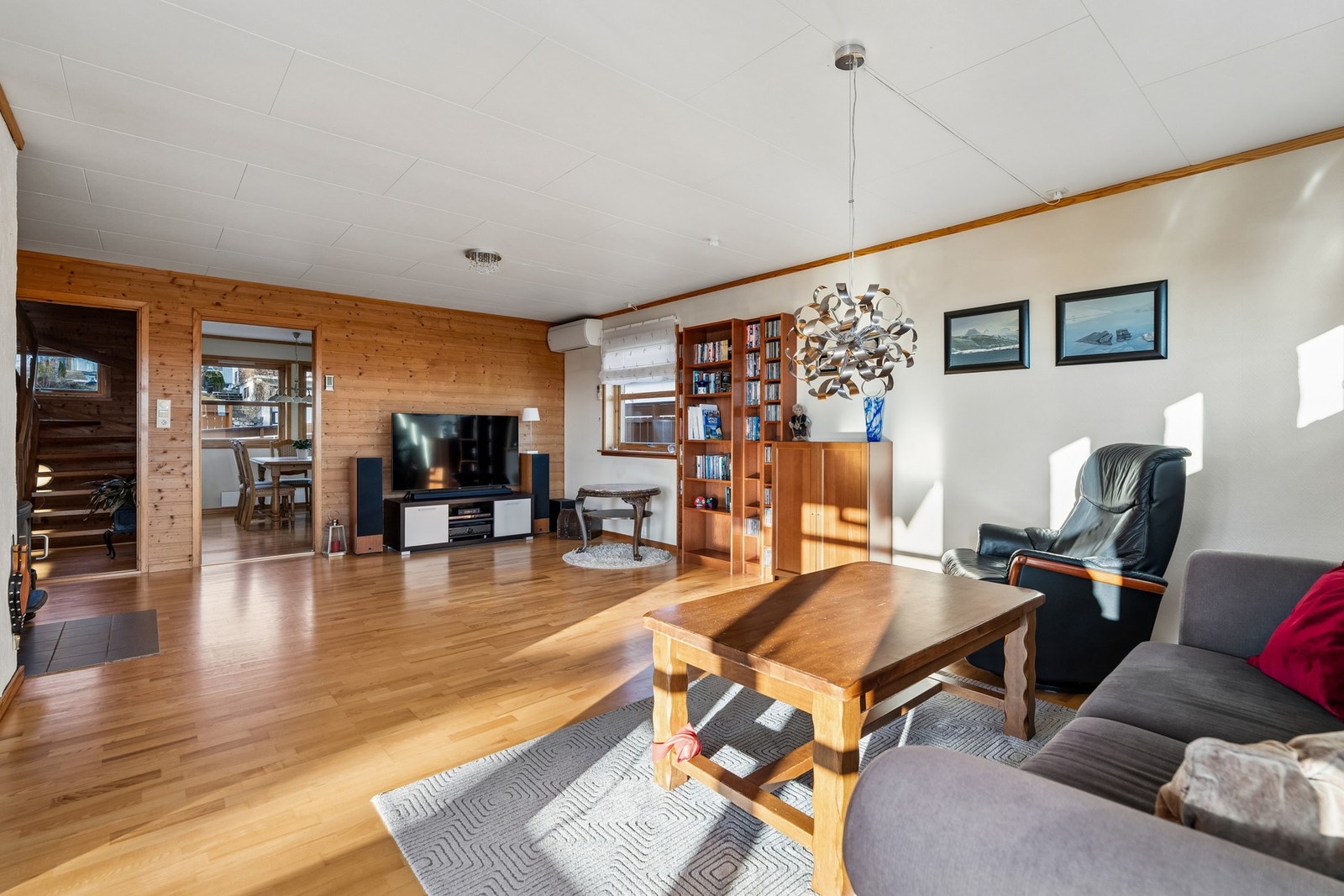 Her er det god plass til både sittegruppe og spisebord, noe som gir et sosialt og praktisk oppholdsrom. Galleribilde