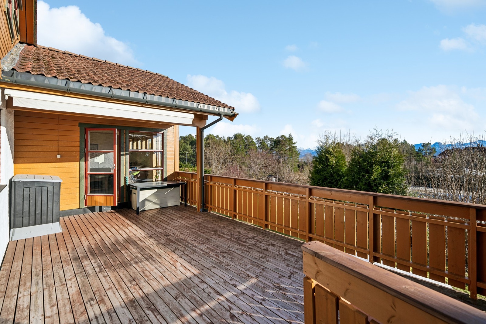 Verandaen er romslig og har god plass til utemøbler og grill. Her ligger forholdene godt til rette for hyggelige stunder ute. Galleribilde