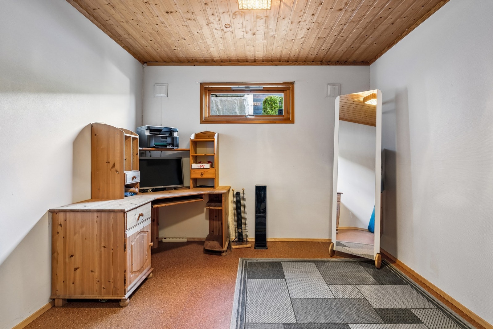 Underetasjen gir ekstra plass i boligen og kan brukes til ulike formål etter behov. Dette rommet er tidligere benyttet som kontor, men det er ikke godkjent til varig opphold. Galleribilde