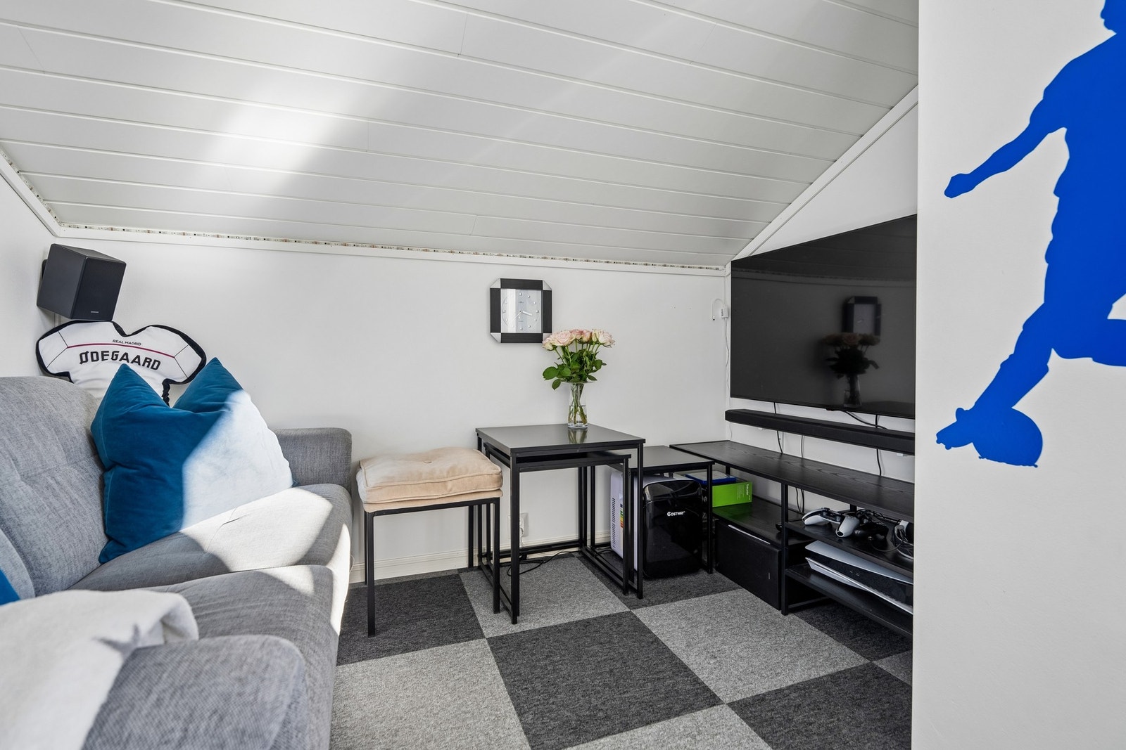 Det er kneloft på begge sider av loftsetasjen for ytterligere oppbevaring. Galleribilde