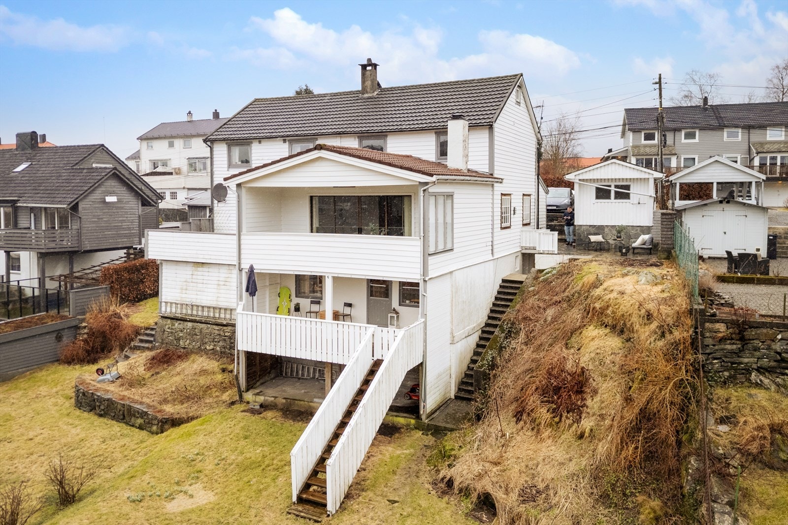 En innholdsrik halvpart av tomannsbolig med fin planløsning og hage, beliggende i et veletablert boligområde på Skjold. Galleribilde