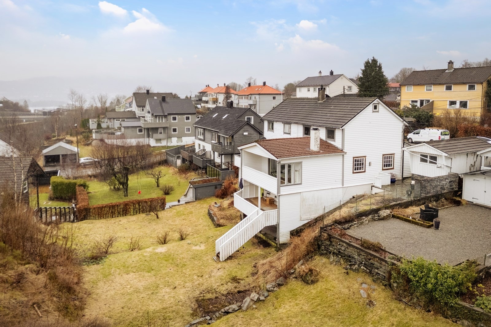 Eiendommen har en attraktiv og familievennlig beliggenhet på Skjold i Bergen sør. Galleribilde