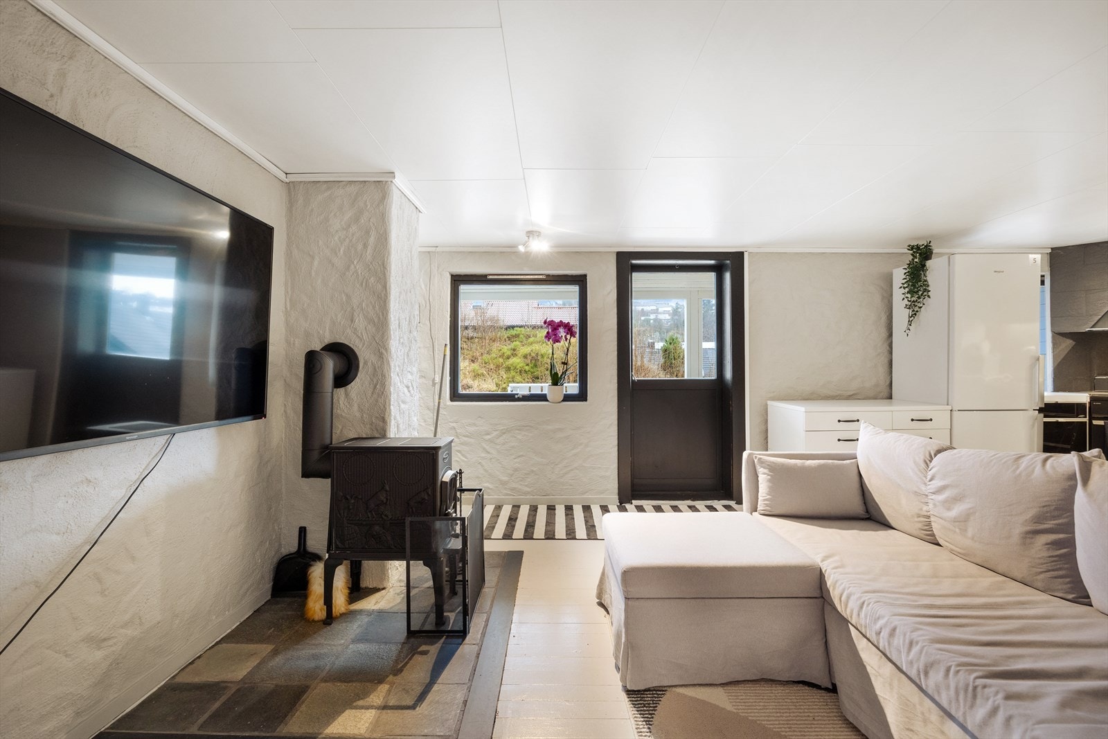 Kjellerstuen har gode møbleringsmuligheter til både sofa og spisebord. Galleribilde