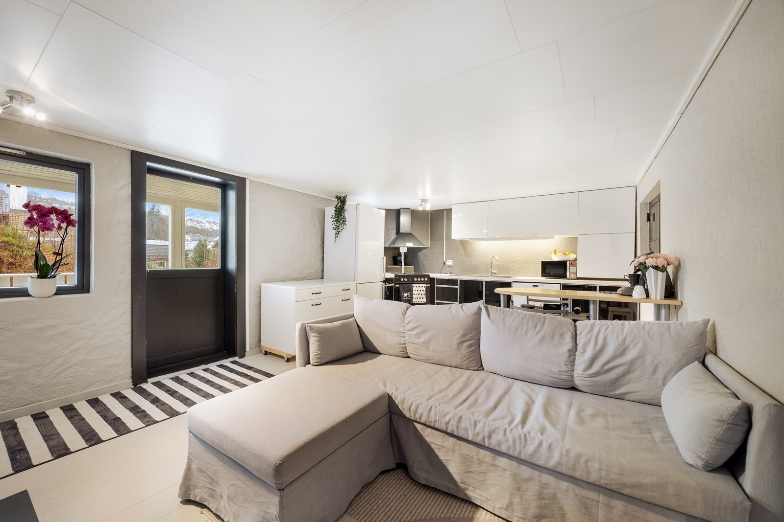 Åpen stue/kjøkken løsning på 22,90 m². Kjelleretasjen er innredet og utleid (ikke godkjent). Galleribilde