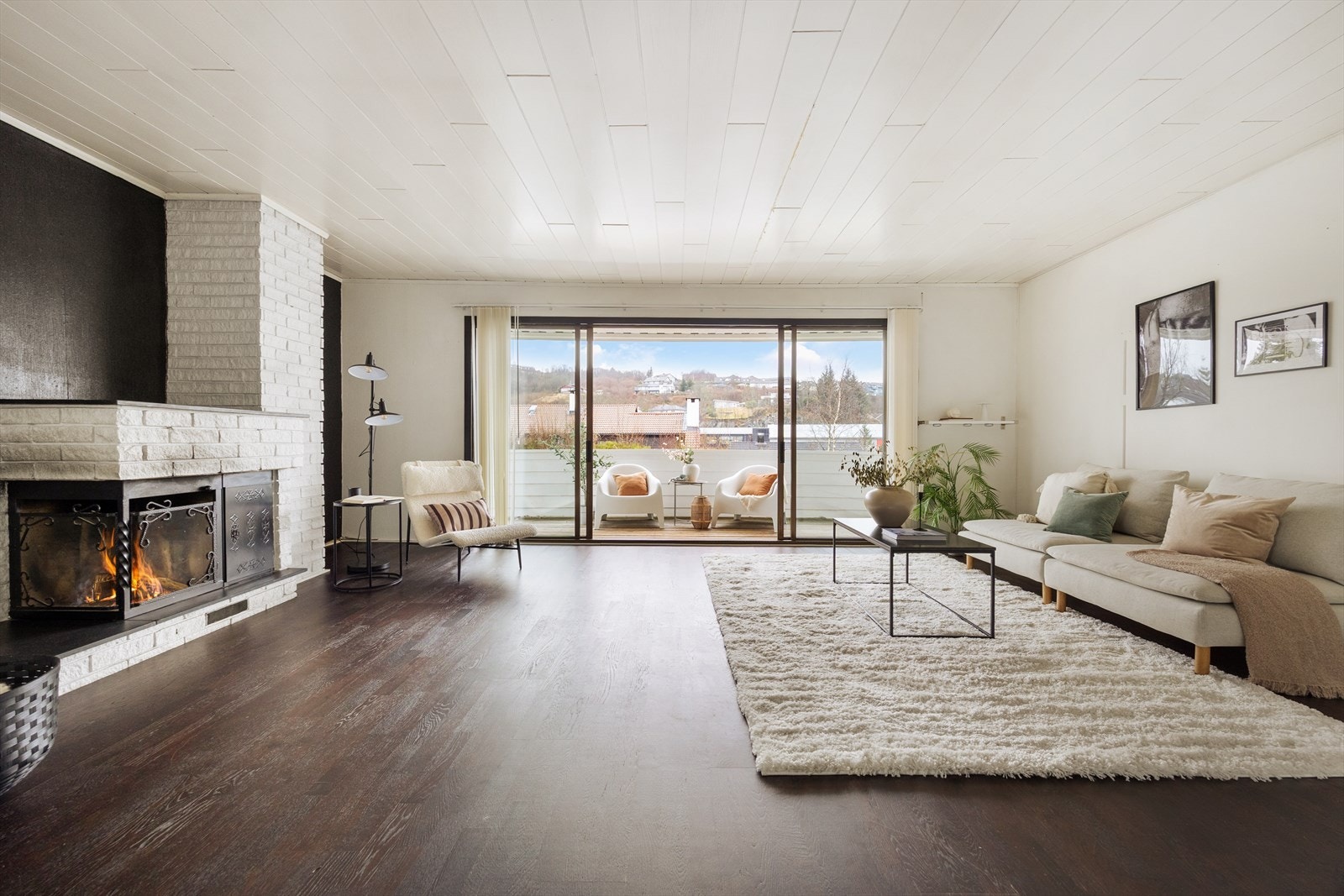 Fra entreen ledes man inn i en lys og luftig stue. Galleribilde