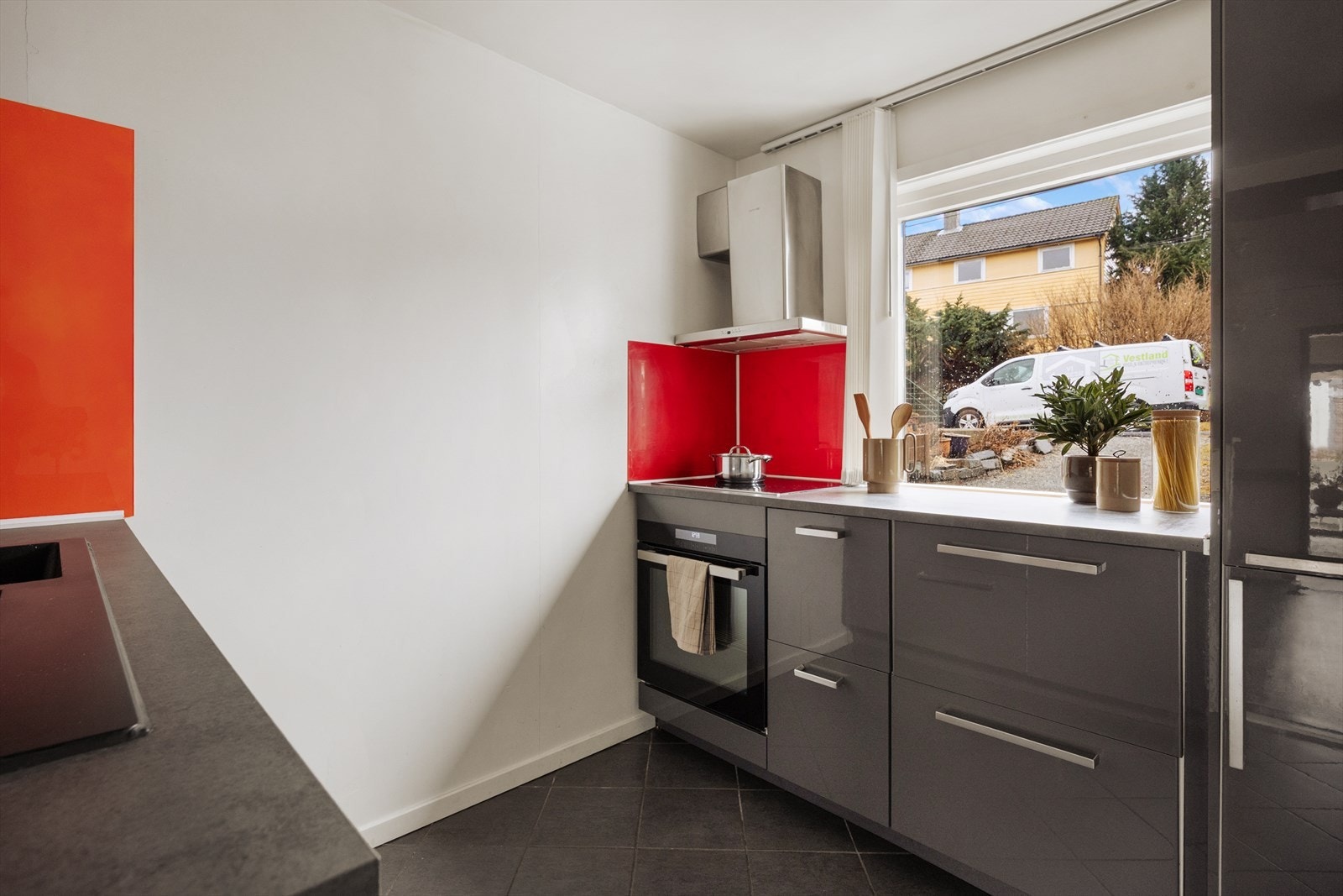 Innredning med høyglans fronter. Laminat benkeplate med kompositt vask. Integrerte hvitevarer: Stekeovn, platetopp med induksjon, ventilator, oppvaskmaskin og kjøle-/fryseskap. Galleribilde