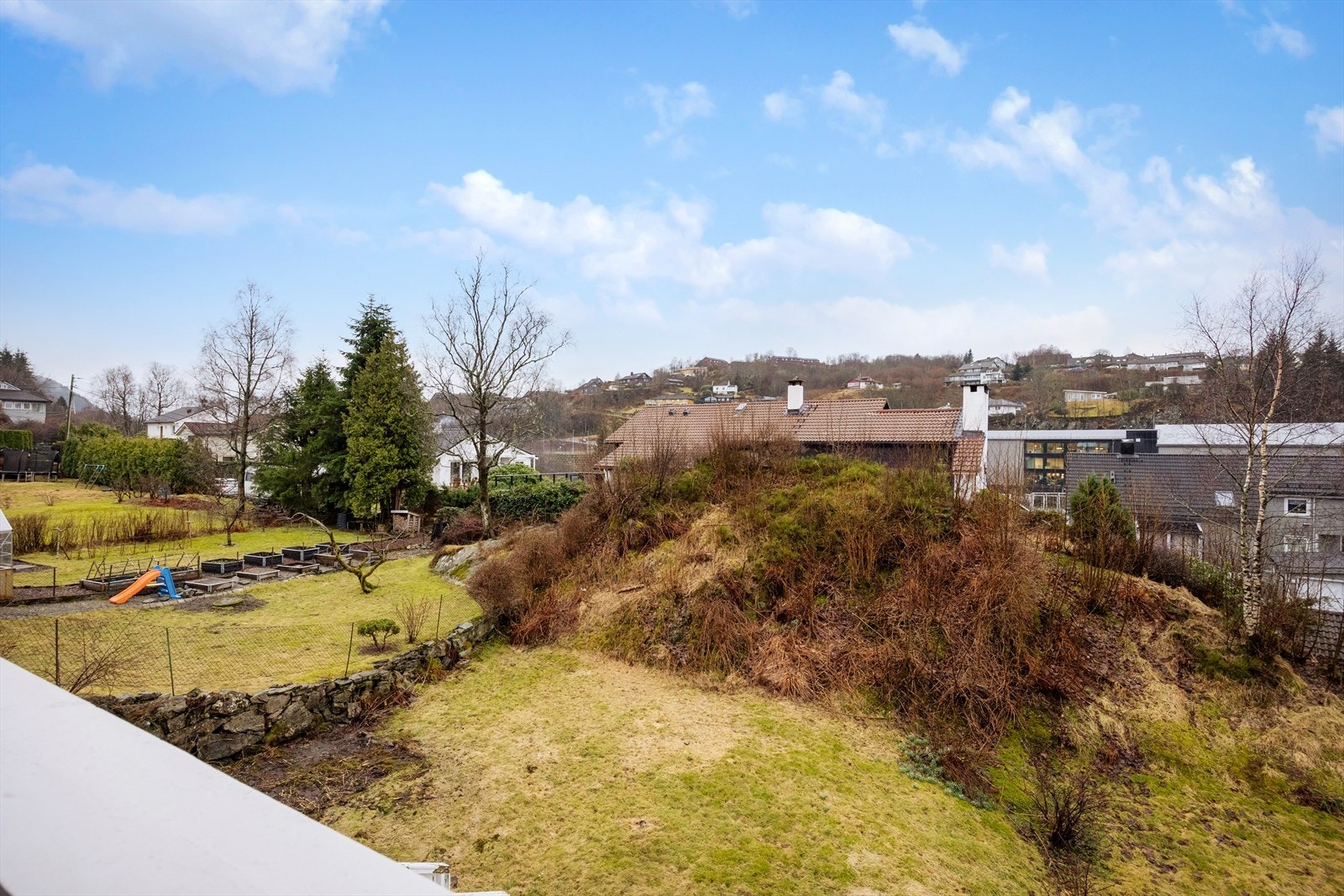 Videre har man trapp ned til eiendommens hage. Galleribilde