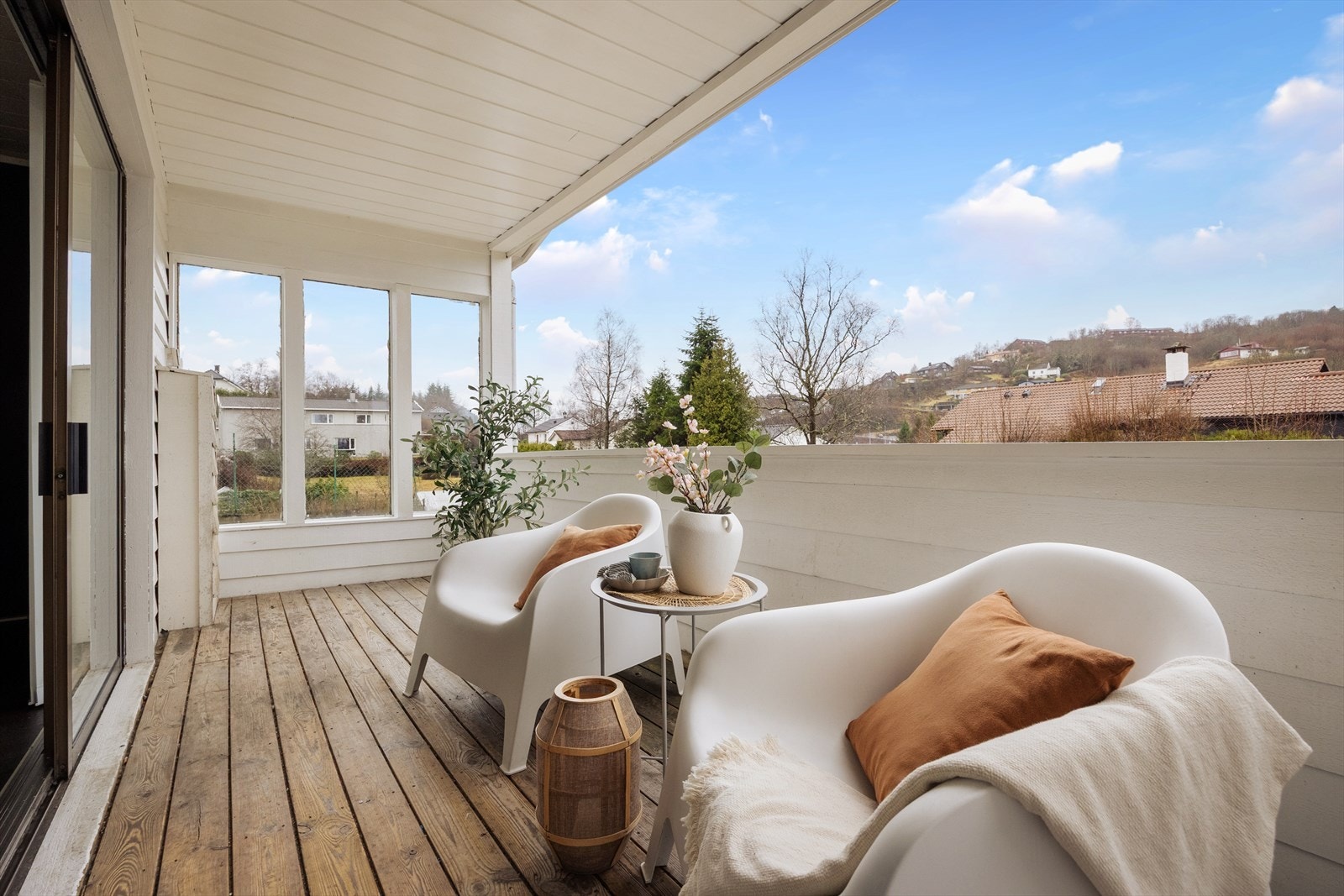 Balkongen måler ca. 12 m² og har god plass til ønsket møblement. Galleribilde