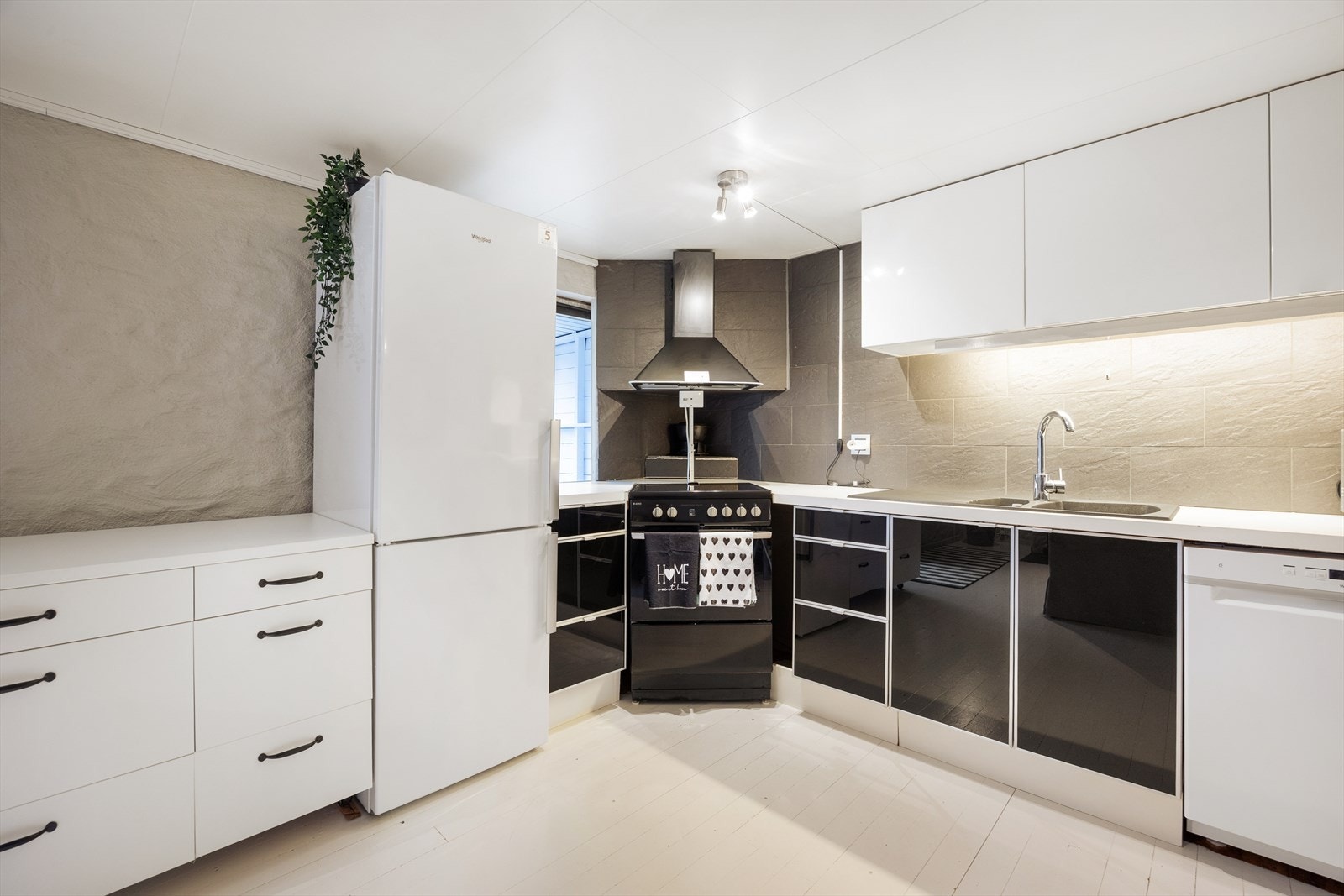 Innredning med høyglans fronter. Laminat benkeplate med kompositt vask. Røropplegg for oppvaskmaskin. Galleribilde