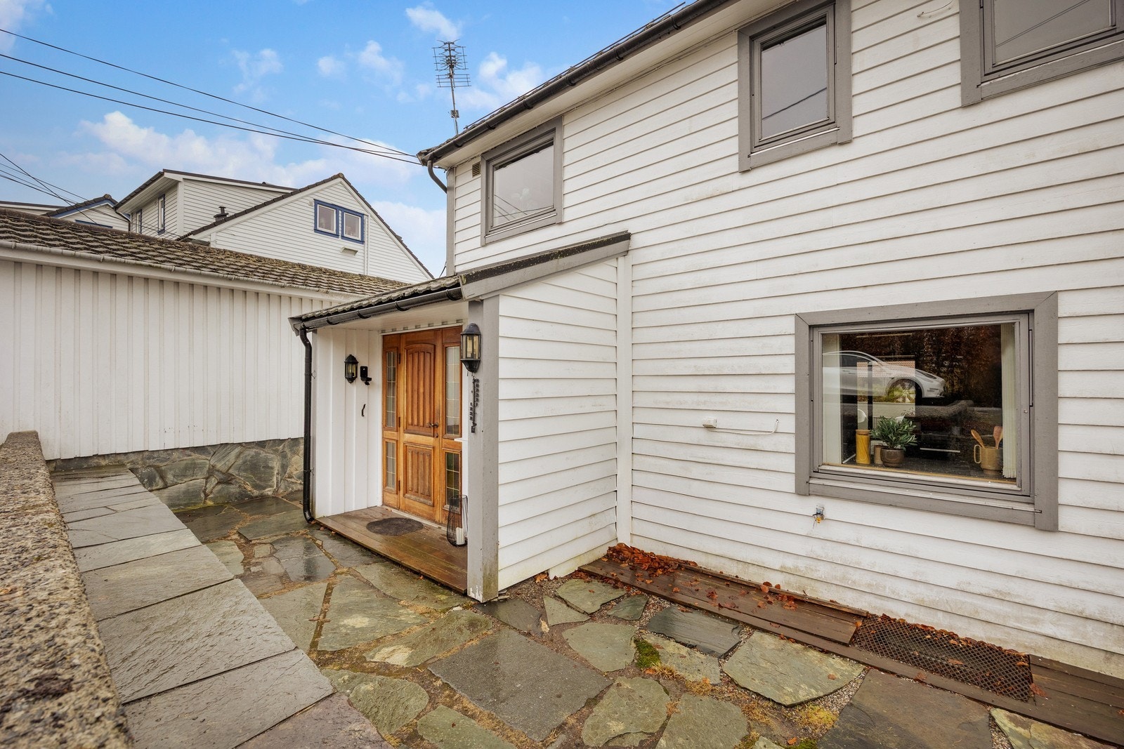 Trivelig og delvis overbygget inngangsparti med skiferheller. Galleribilde