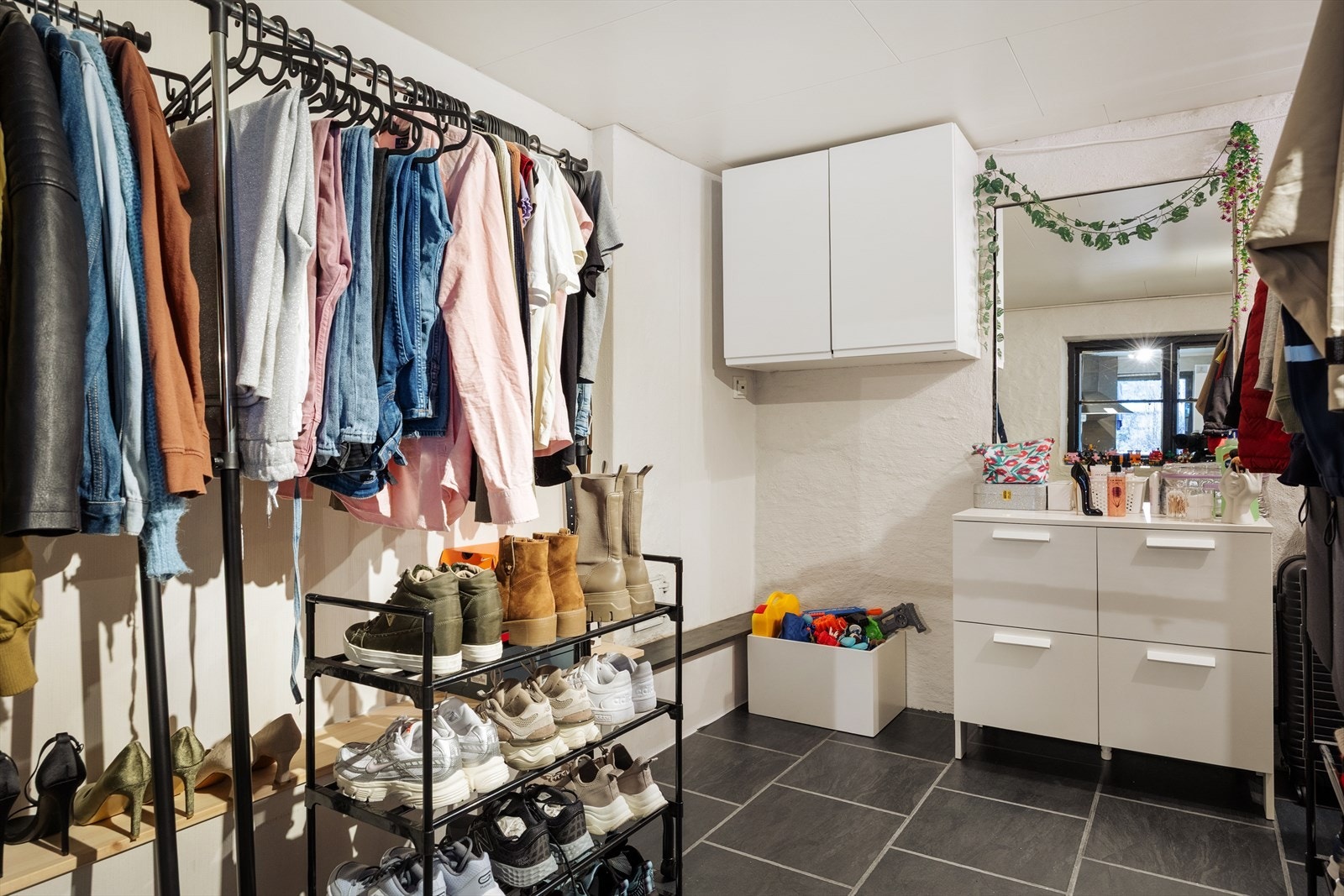 Praktisk garderoberom på ca. 7m² med god plass til oppbevaring. I kjelleretasjen er alle rom foruten gangen godkjent som tilleggsareal (boder etc). Galleribilde