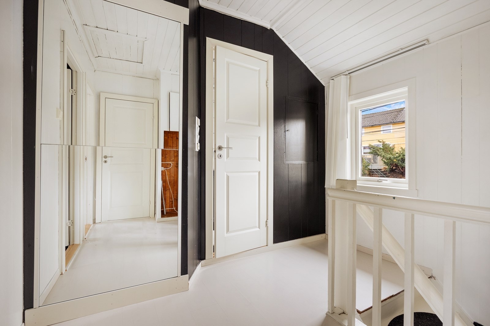 I øvre etasje finner man 3 soverom på hhv. 6,00 m², 10,00 m² og 10,80 m² og et romslig bad på 4,80 m² Galleribilde