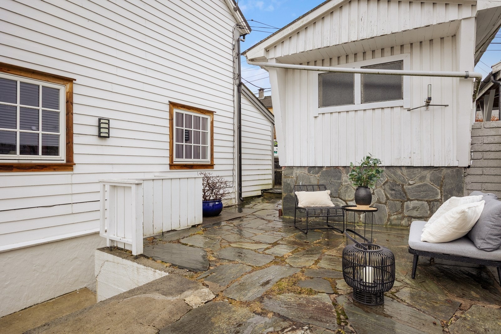 Eiendommen har flere uteplasser som er opparbeidet med skiferheller og plen. Galleribilde