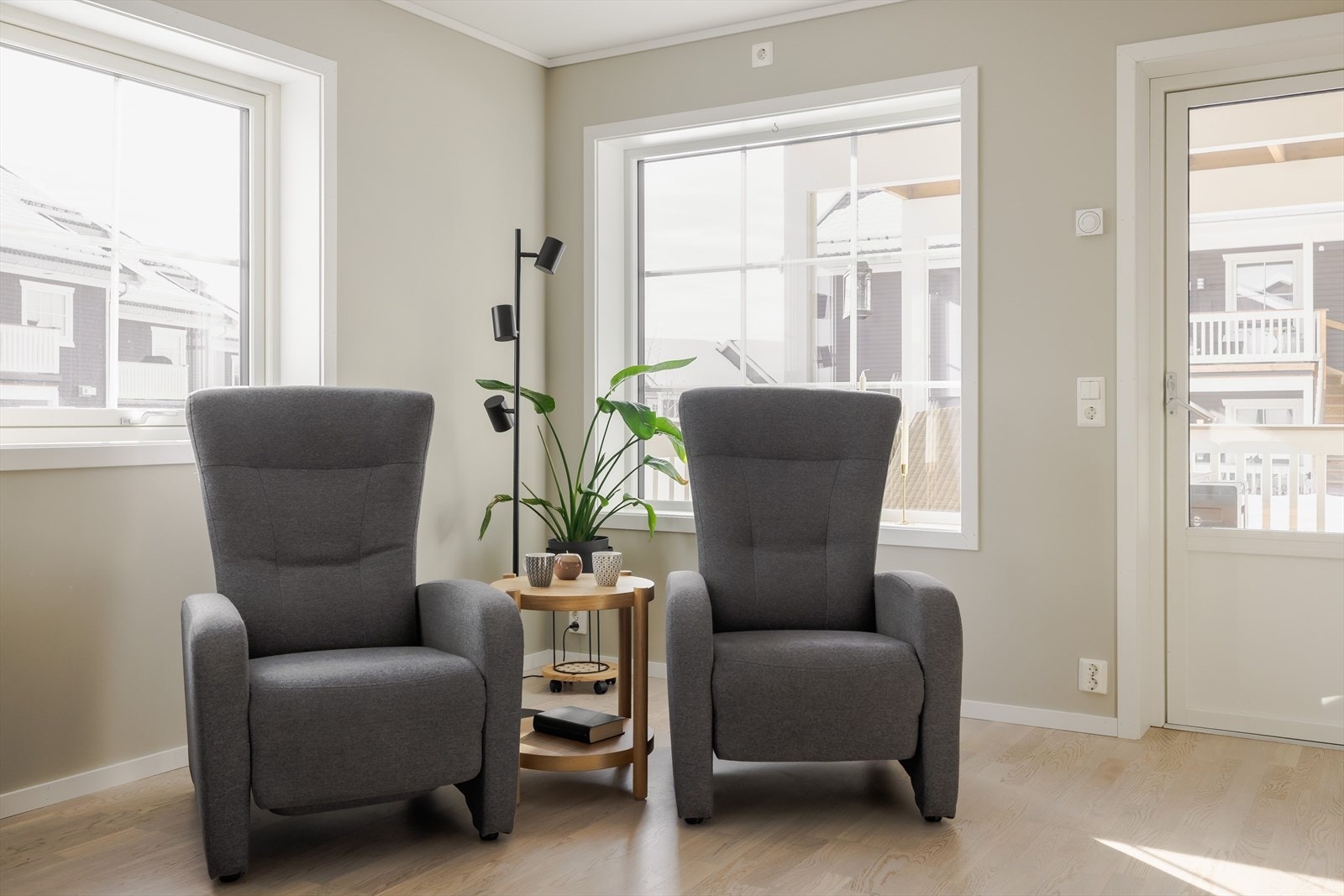 Det er også plass til en ekstra sittegruppe ved vinduene. En lys og trivelig lesekrok. Galleribilde