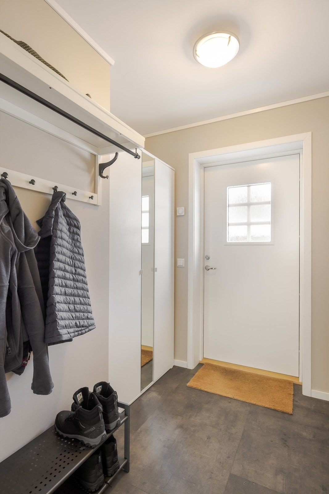 Entré med nisje med plass til garderobeskap. Galleribilde