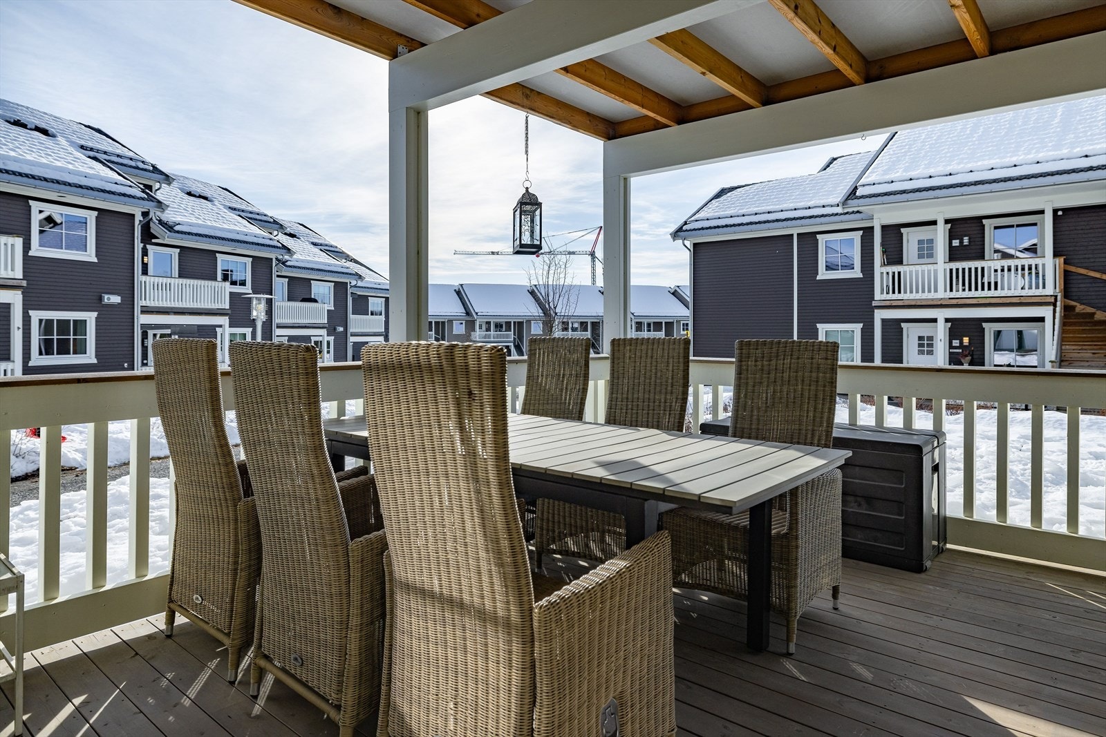 Fra stua er det utgang til overbygd terrasse på ca. 14 m². Galleribilde