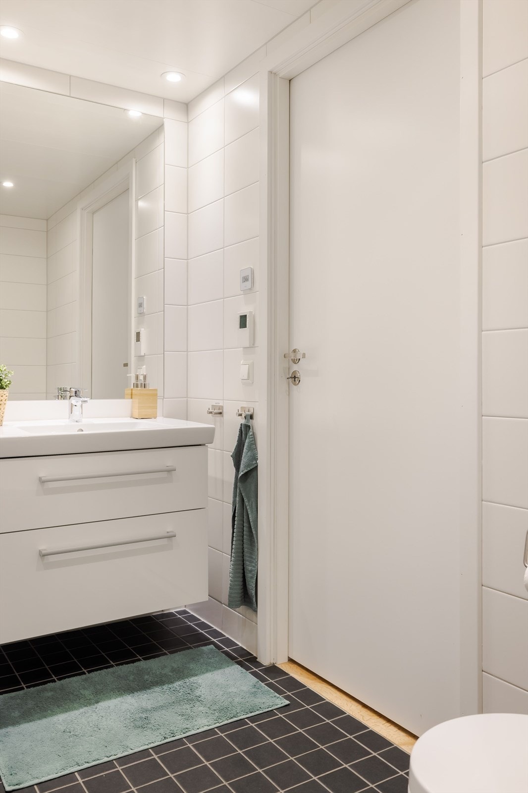 Badet her baderomsinnredning med skuffer og heldekkende servant. Galleribilde