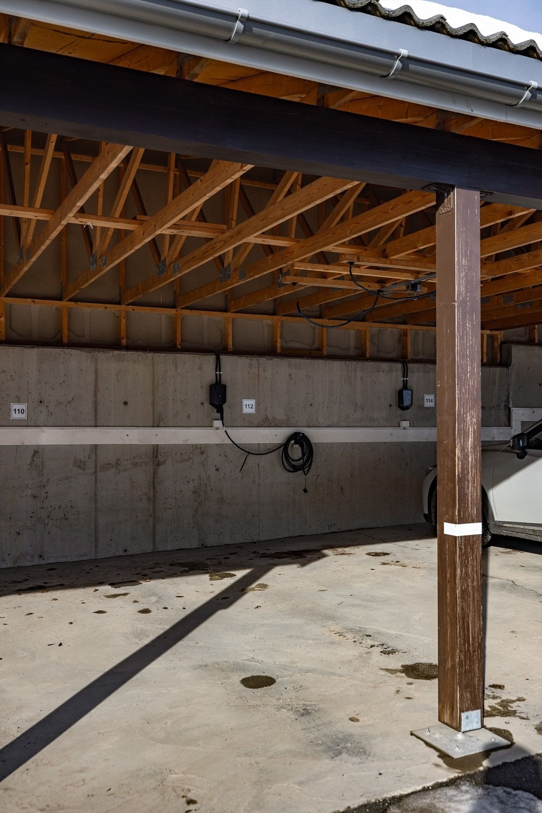 Leiligheten disponerer biloppstillingsplass i felles carportanlegg. Det er montert elbil-lader på plassen. Galleribilde