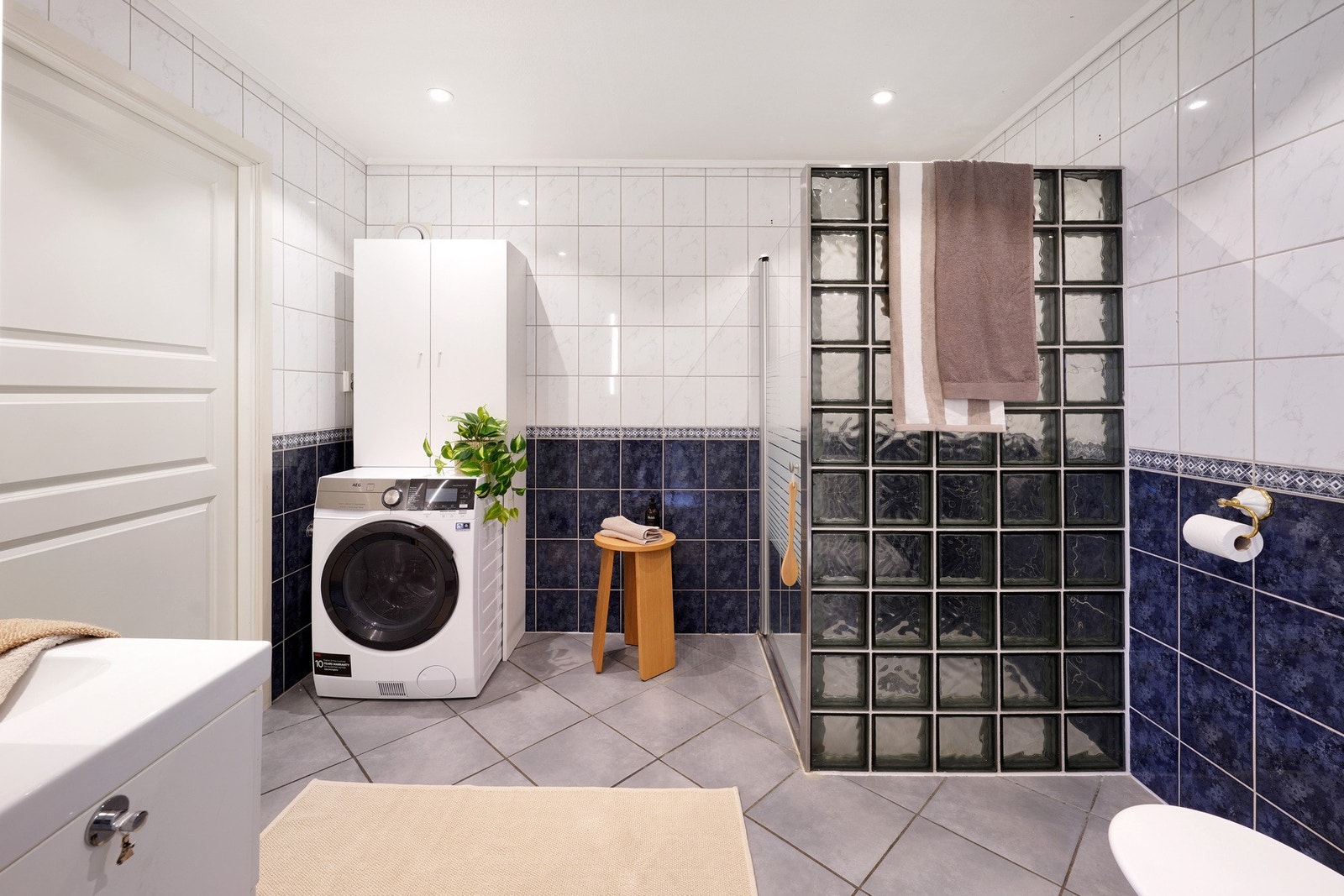 Det er opplegg for vaskemaskin på badet, samt plass til tørketrommel. Galleribilde