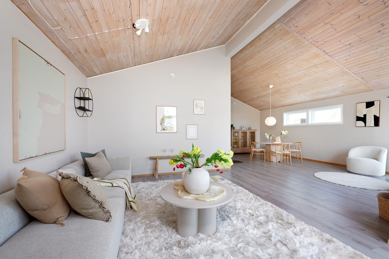 Det er kjekk åpen planløsning med stuen og spisestuen. Se den herlige takhøyden! Galleribilde