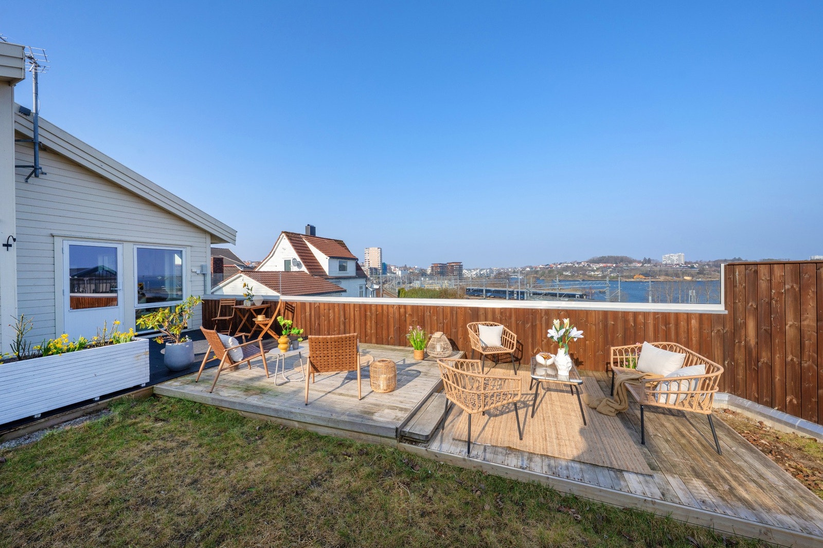 Her kan en nyte varme sommerdager imens en ser på sjøen. Galleribilde