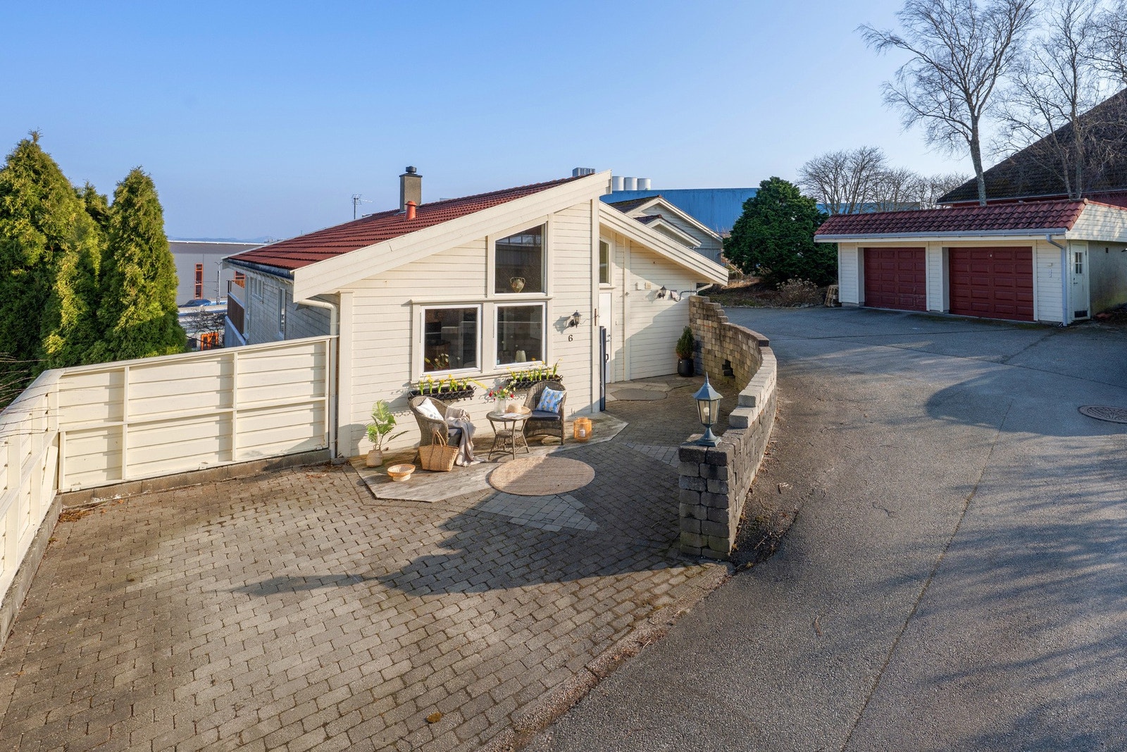 Her ser vi huset og den felles garasjen som medfølger, denne bolig har høyre del. Galleribilde