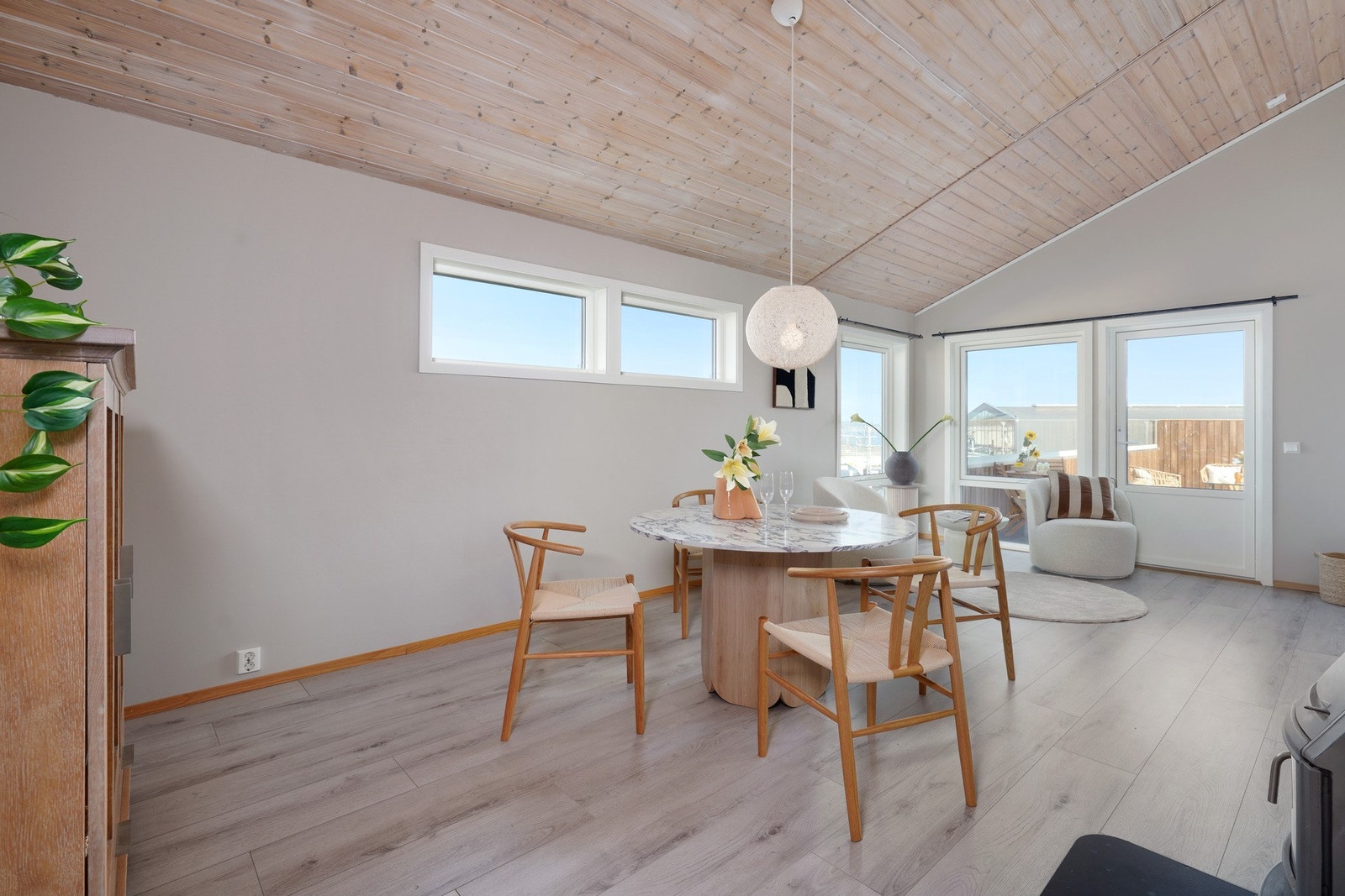 God plass til å underholde gjester, stuen er utstyrt med peis også. Galleribilde