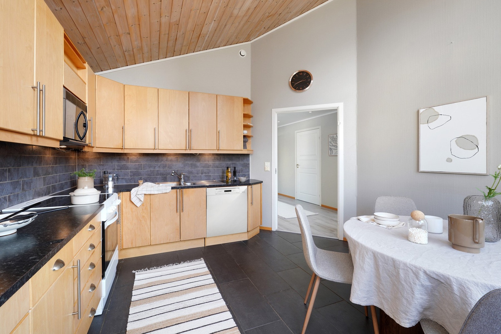 Det er også plass til spisebord på kjøkkenet for koselige frokost stunder. Galleribilde