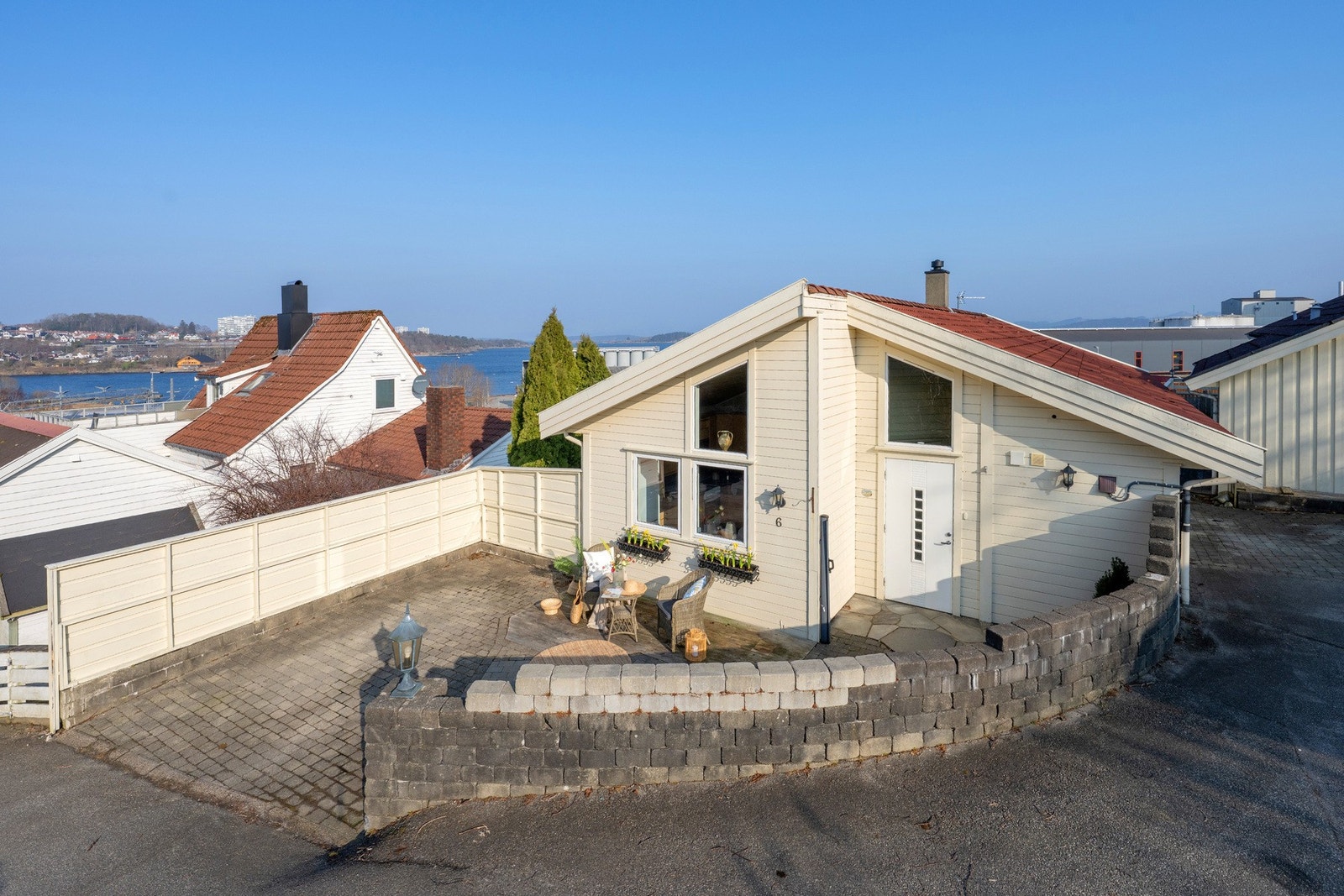 Her fra inngangssiden- med belegningsstein og uteplass. Galleribilde