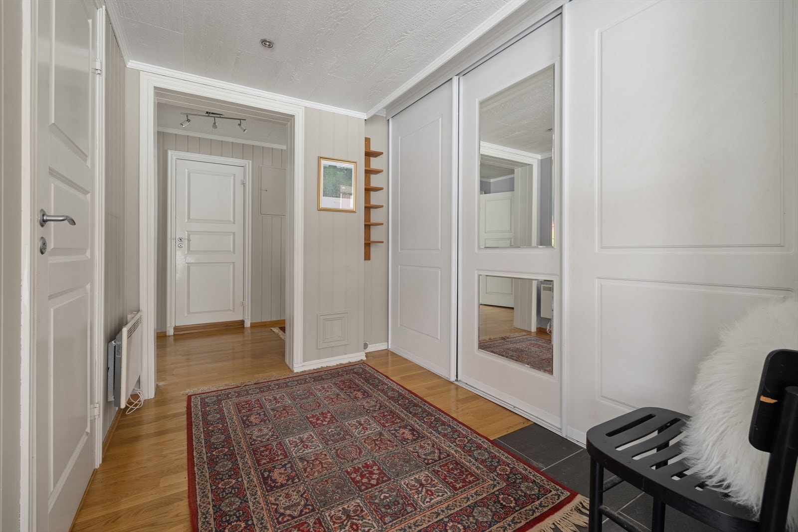 Entrè med masse plass og god garderobe løsning for yttertøy. Galleribilde