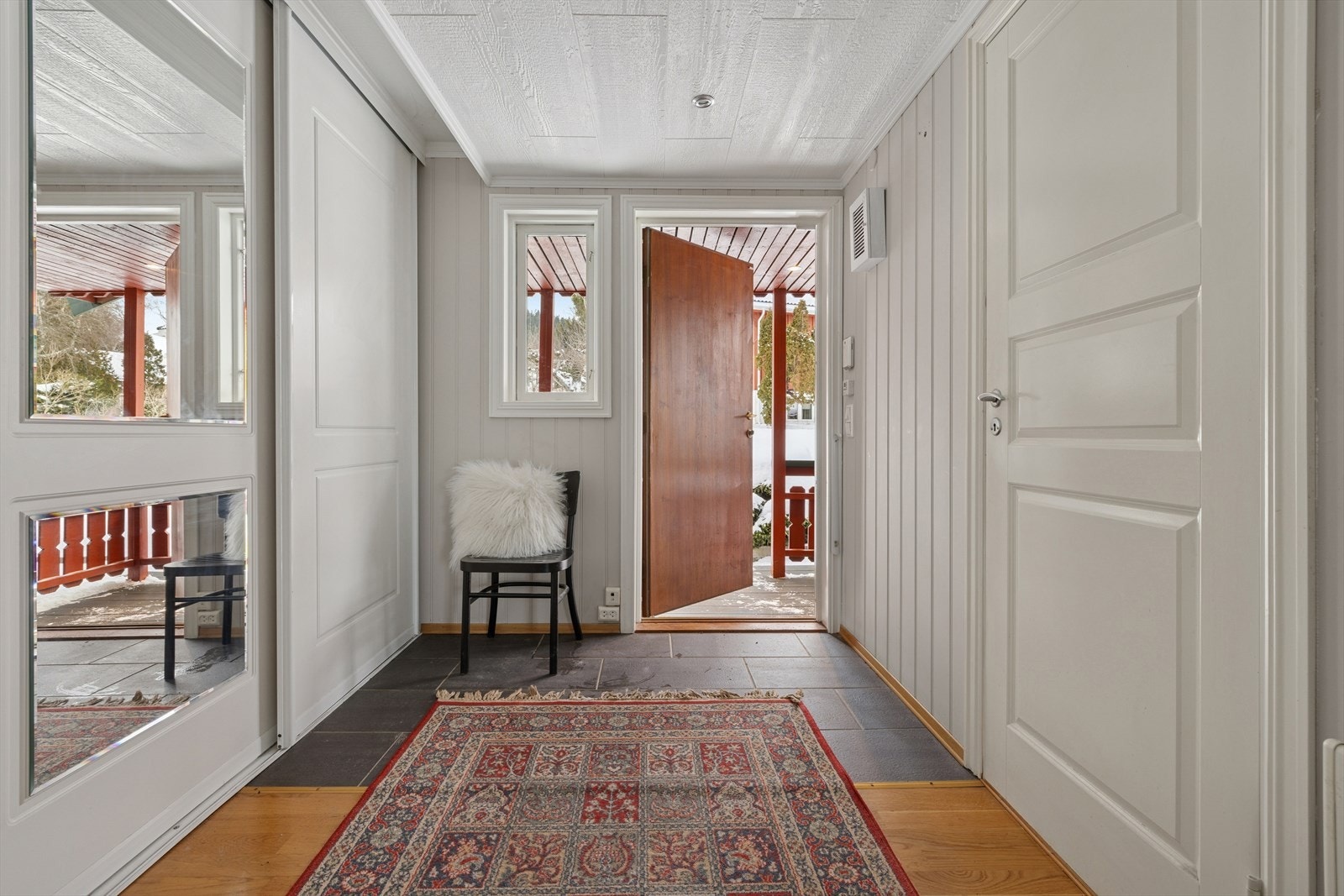 Flislagt entrè ved ytterdøren. Galleribilde