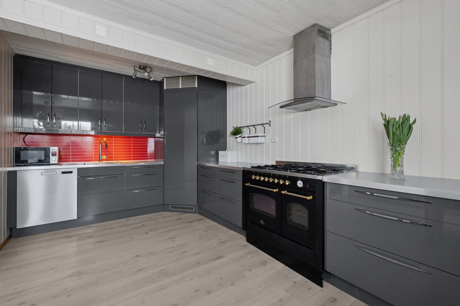 Stort kjøkken med slette fronter og integrert kjølehjørne. Galleribilde