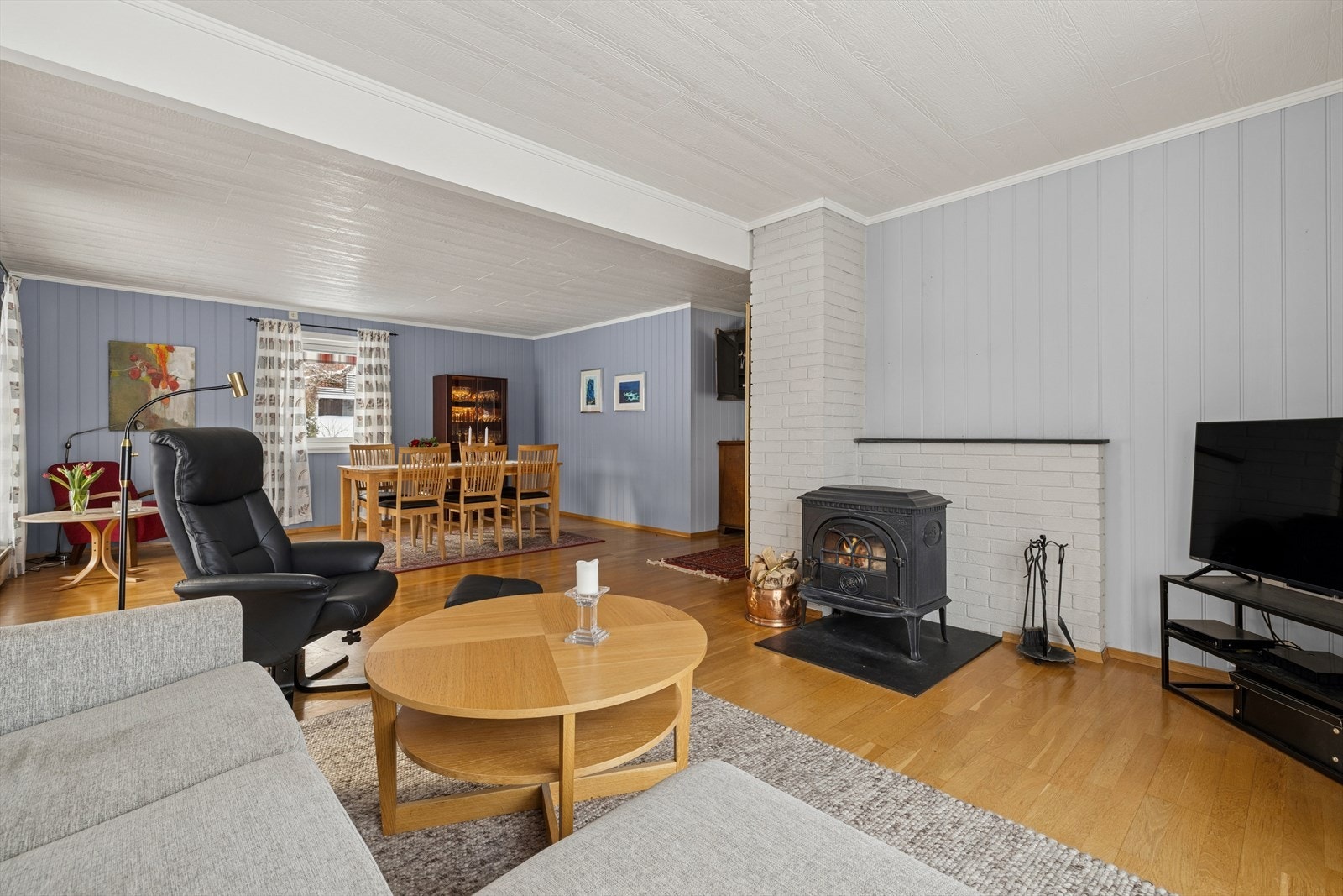 Peis som varmer godt, sentralt i rommet. Galleribilde