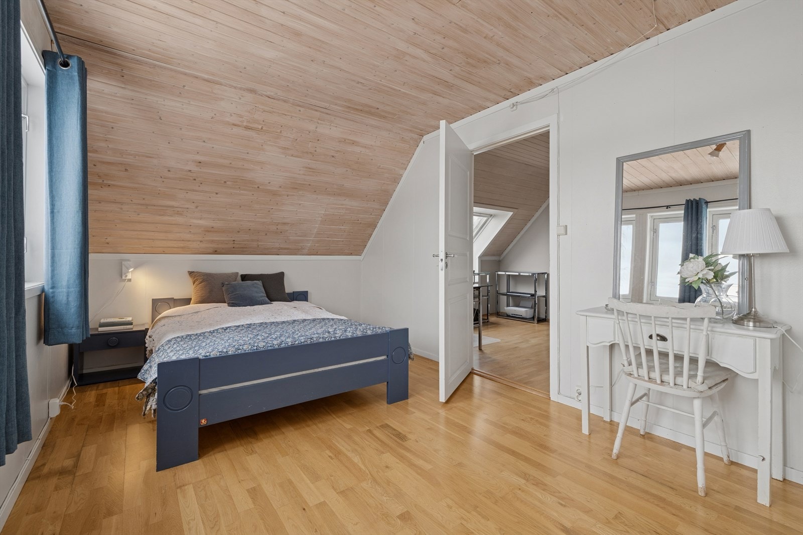 Soverom 2 er også veldig romslig med god plass til dobbeltseng og annet møblement. Galleribilde