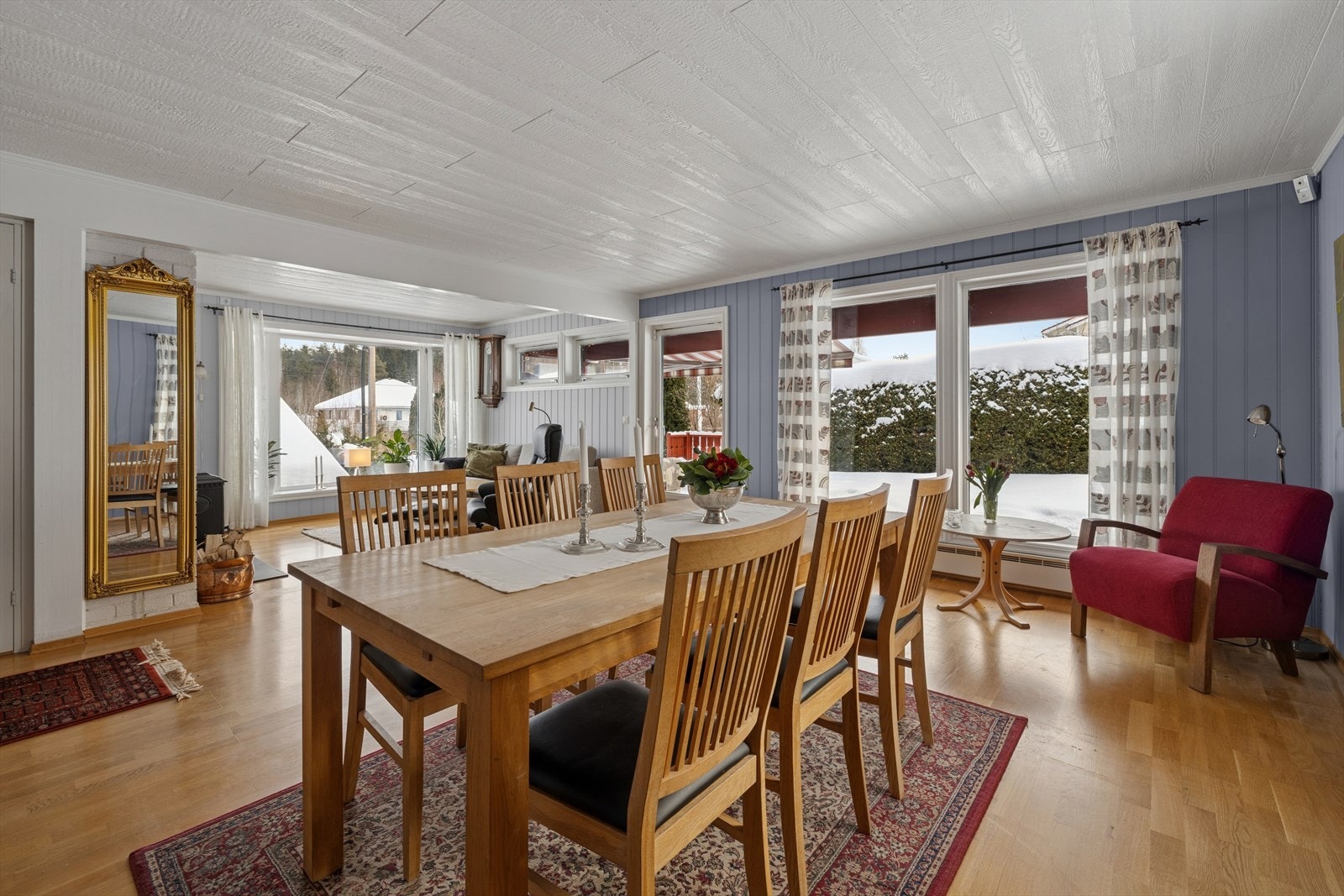 Store vindusflater som slipper inn rikelig med lys, utgang til terrassen. Galleribilde