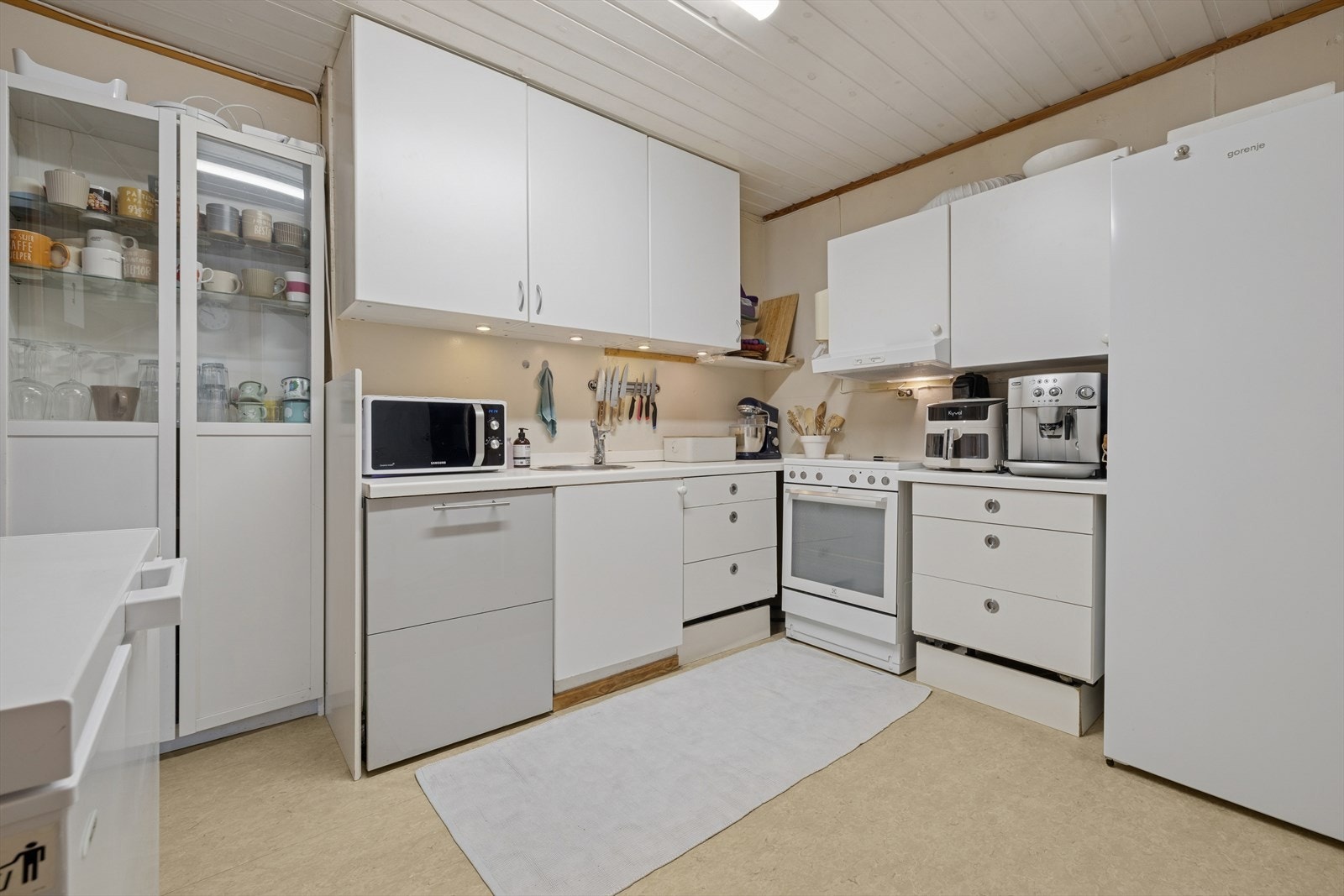 Kjøkkenet i underetasjen har slette fronter og spotter i underskap. Galleribilde