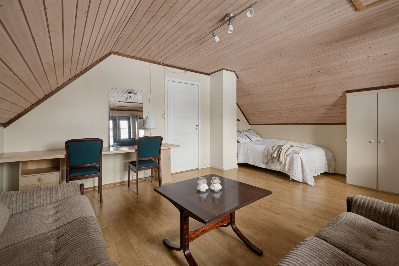 Soverom 1 i loftetasje innredet med sofaer og kontor området. Galleribilde