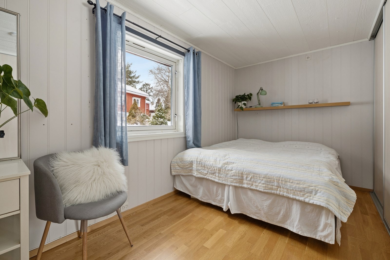 Soverom i 1. etasje, god plass til seng og tilhørende møblement. Galleribilde