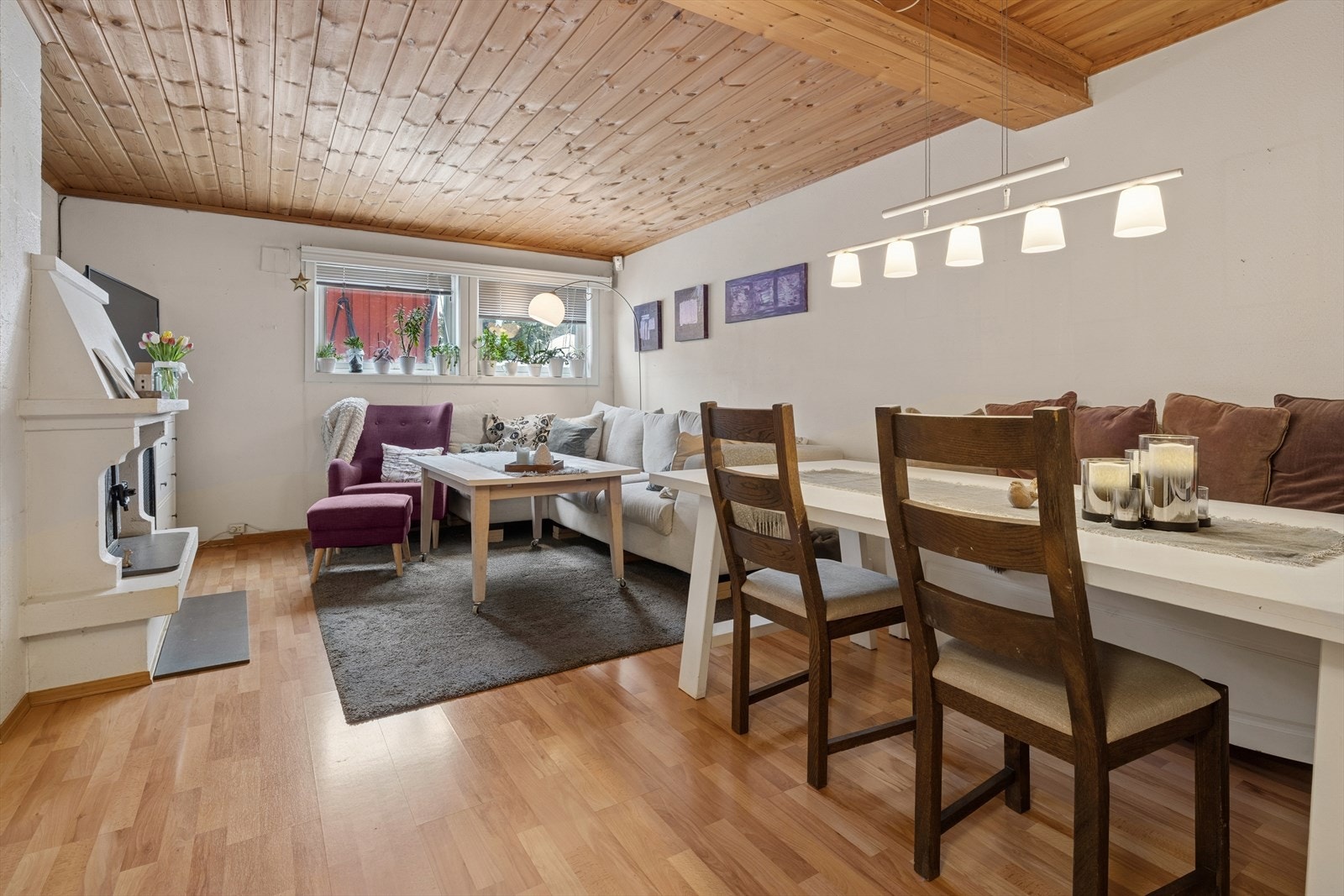 Underetasjen har peis godt plassert i rommet. Galleribilde