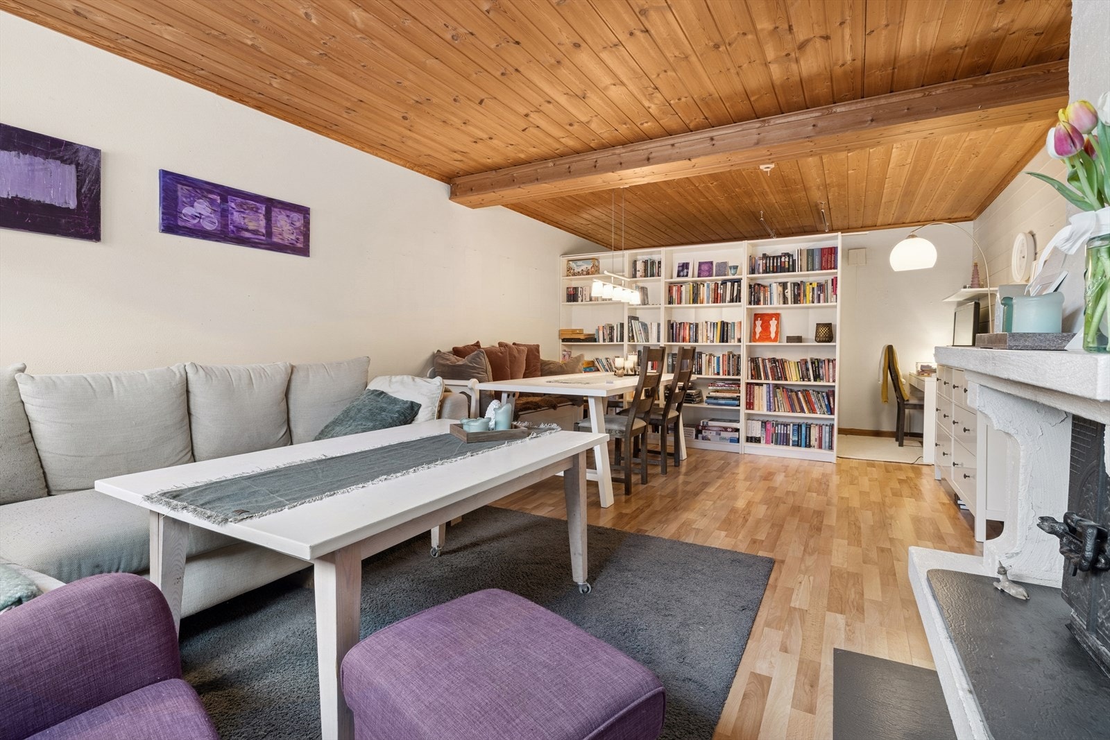 Stuen flyter fint fra spisestue til sofakroken. Galleribilde