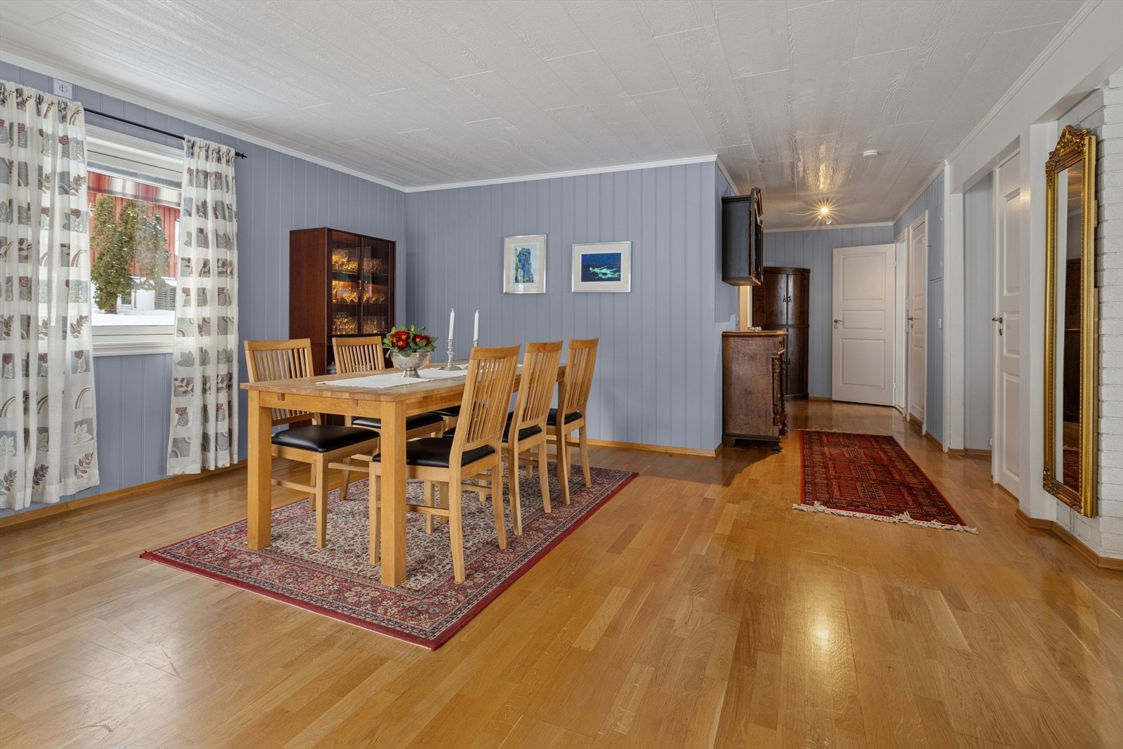 Romslig stue med parkett. Galleribilde