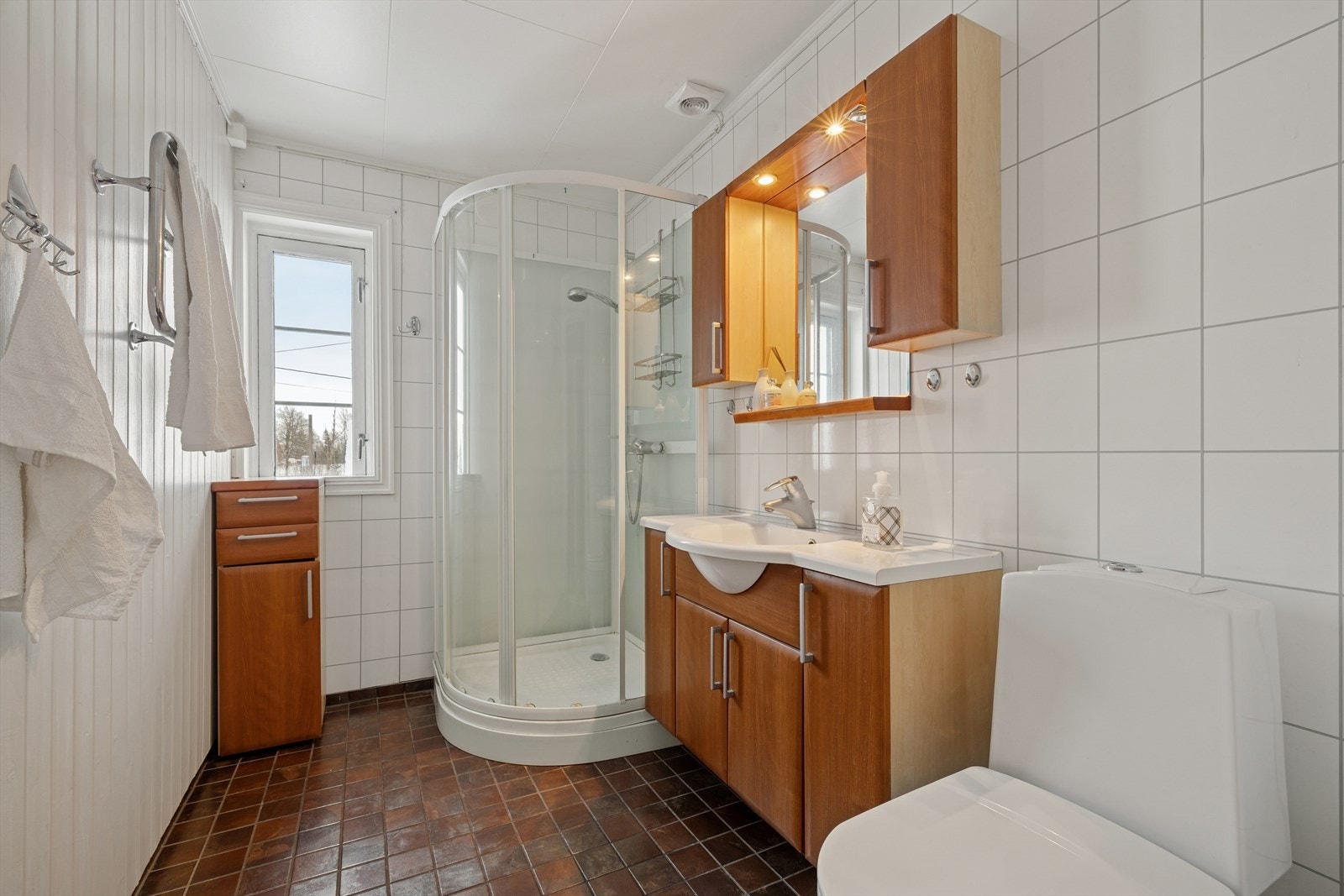 Baderom av eldre dato, med fliser og varmekabler. Galleribilde