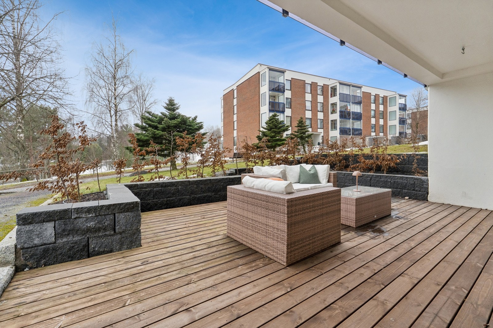 Du har en herlig sydvestvendt og usjenert markterrasse på hele 26 kvm bygd i september 2023. Lag din egen oase av møbler og blomster og nyt både solrike dager og lune kvelder på egen terrasse. Galleribilde