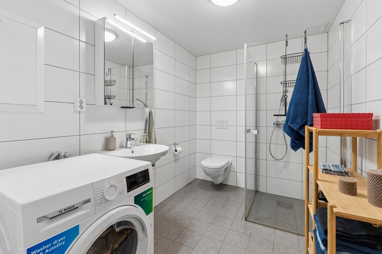 Delikat og romslig baderom. Varmekabler. Opplegg for vaskemaskin. Galleribilde
