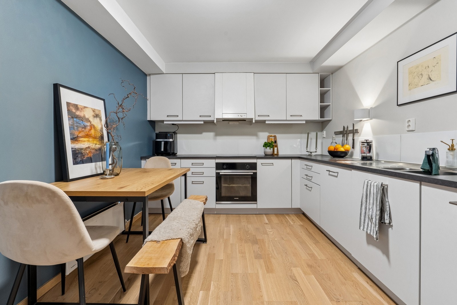 Ikea kjøkkeninnredning fra 2019. Godt planlagt med mye skap-og benkeplass. Laminat benkeplate og glassplate over benk. Galleribilde