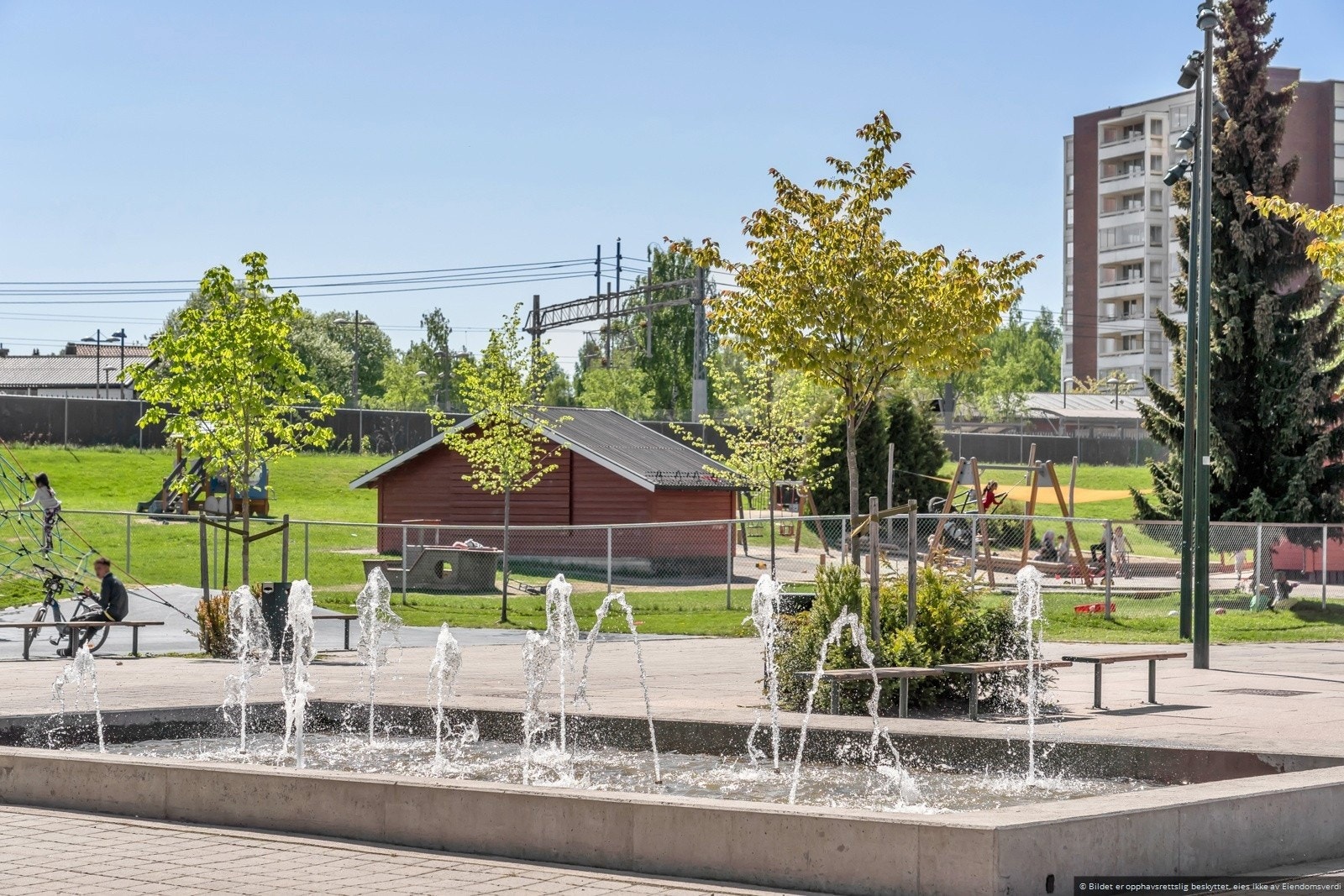 5 min gange til Haugenstua torg, med kafe, dagligvare, apotek, legesenter, tannlege og frisør. Galleribilde