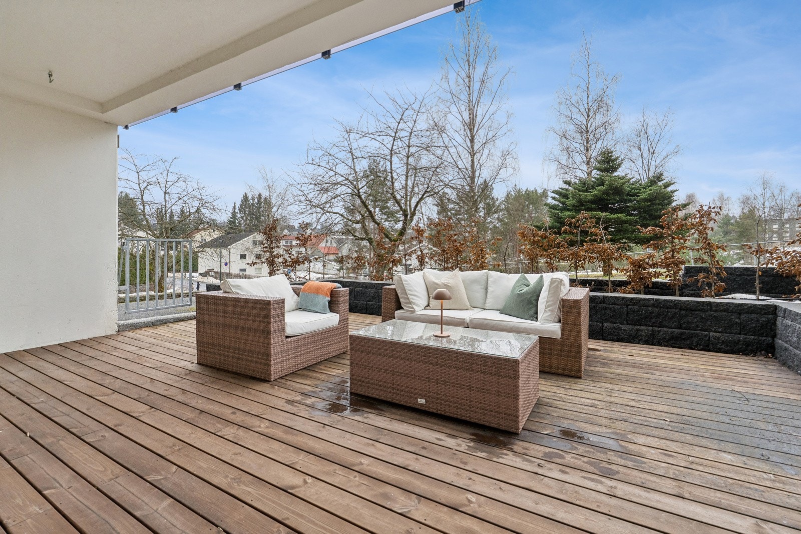 Nybygget 2 roms fra 2019 med privat inngang. 26 kvm markterrasse. Varmt vann/tv-internett inkl. Kun TG1. Galleribilde