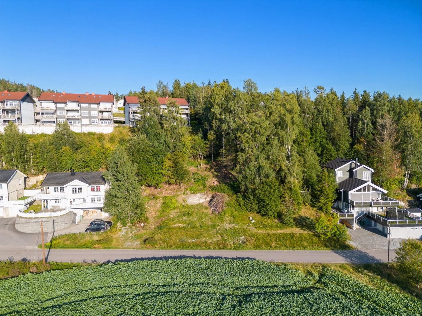 Tomten ligger landlig til, og har vestvendt beliggenhet. Galleribilde