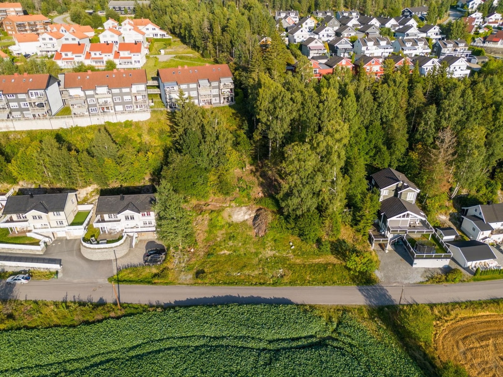 Oversiktsbilde. Tomten som her er til salgs ligger til venstre på det avbildede tomteområde. Det er totalt 3 tomter her. Galleribilde